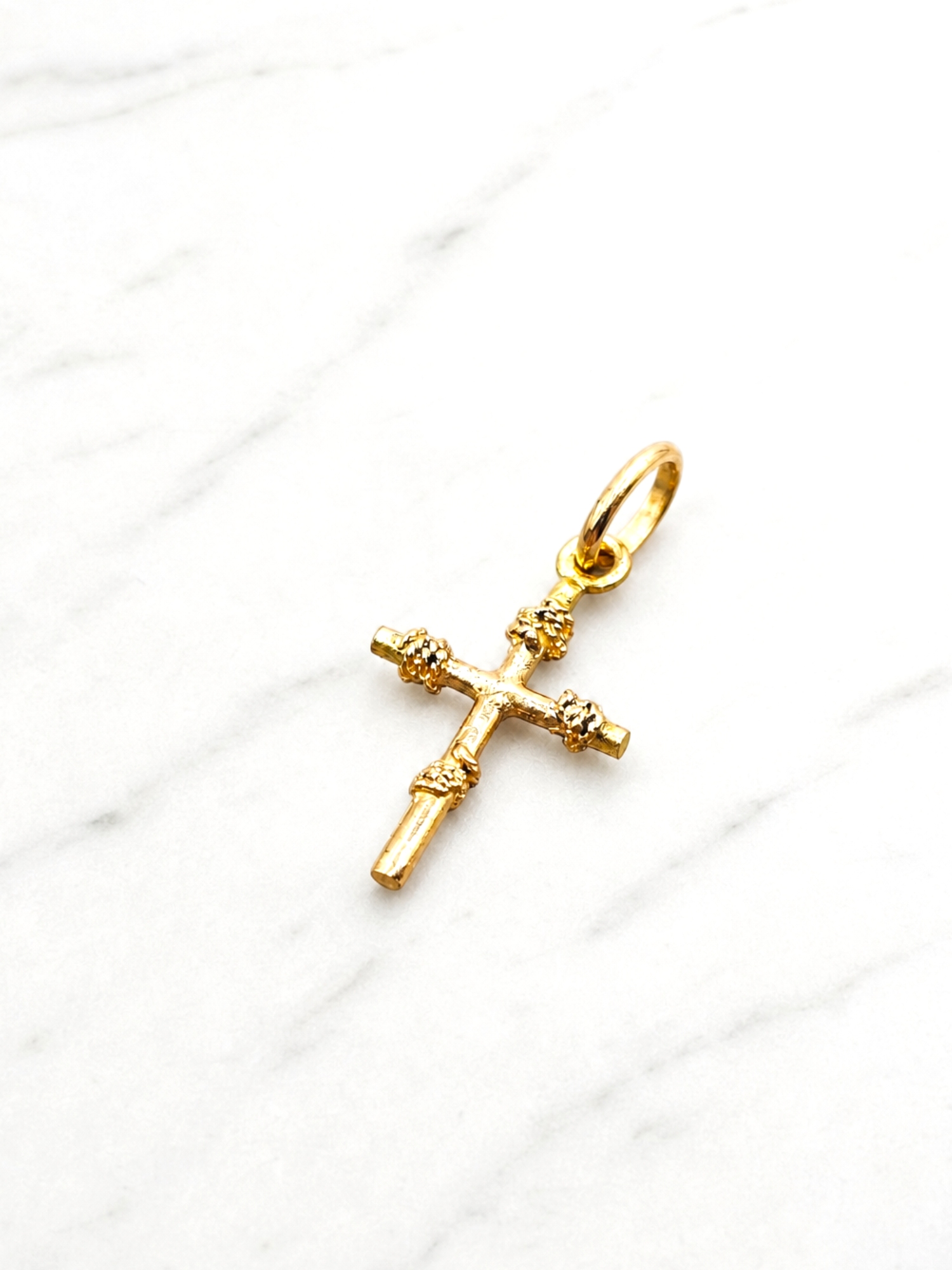 Colgante cruz con amarras Oro 18k 3