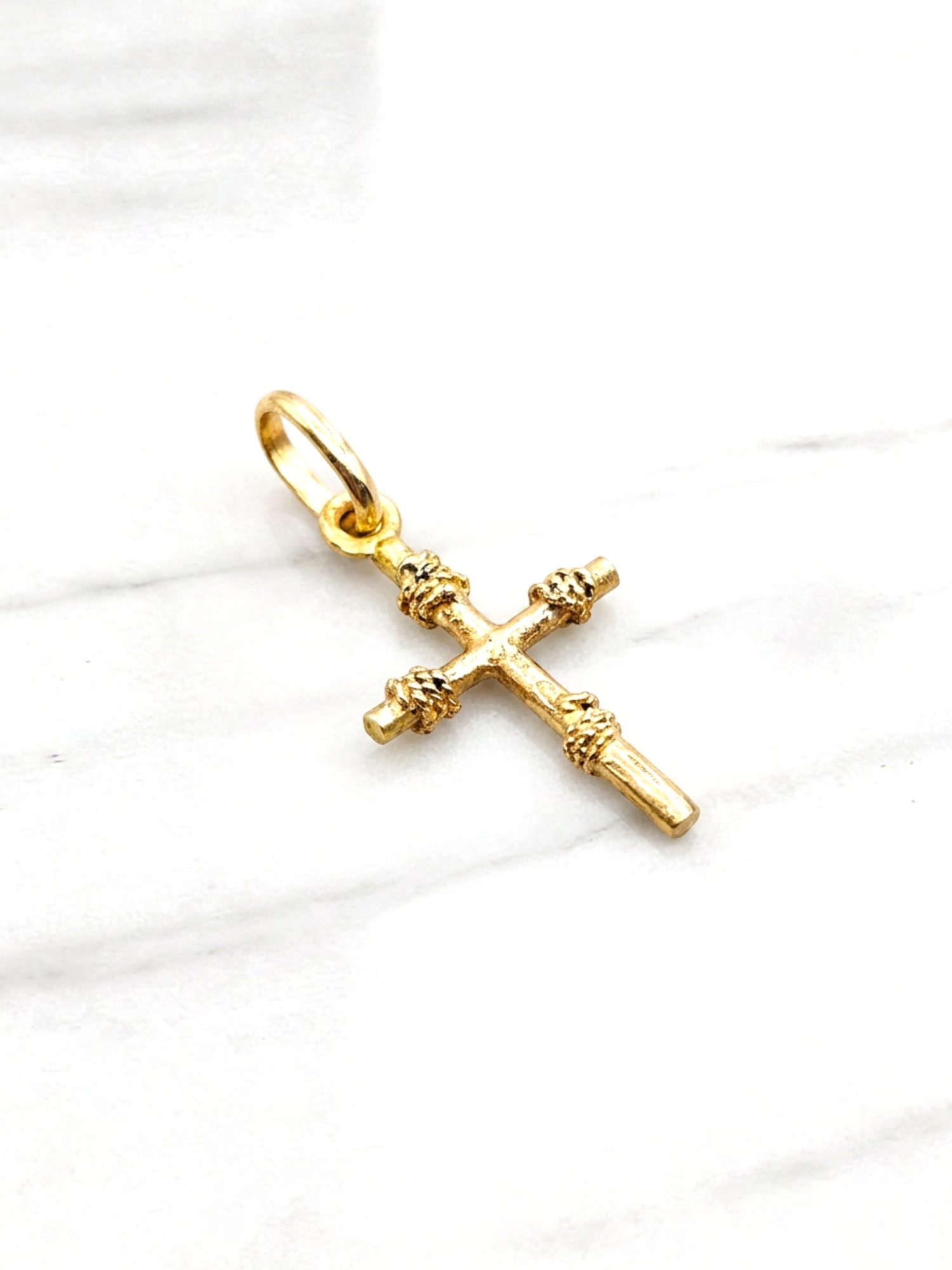 Colgante cruz con amarras Oro 18k 4