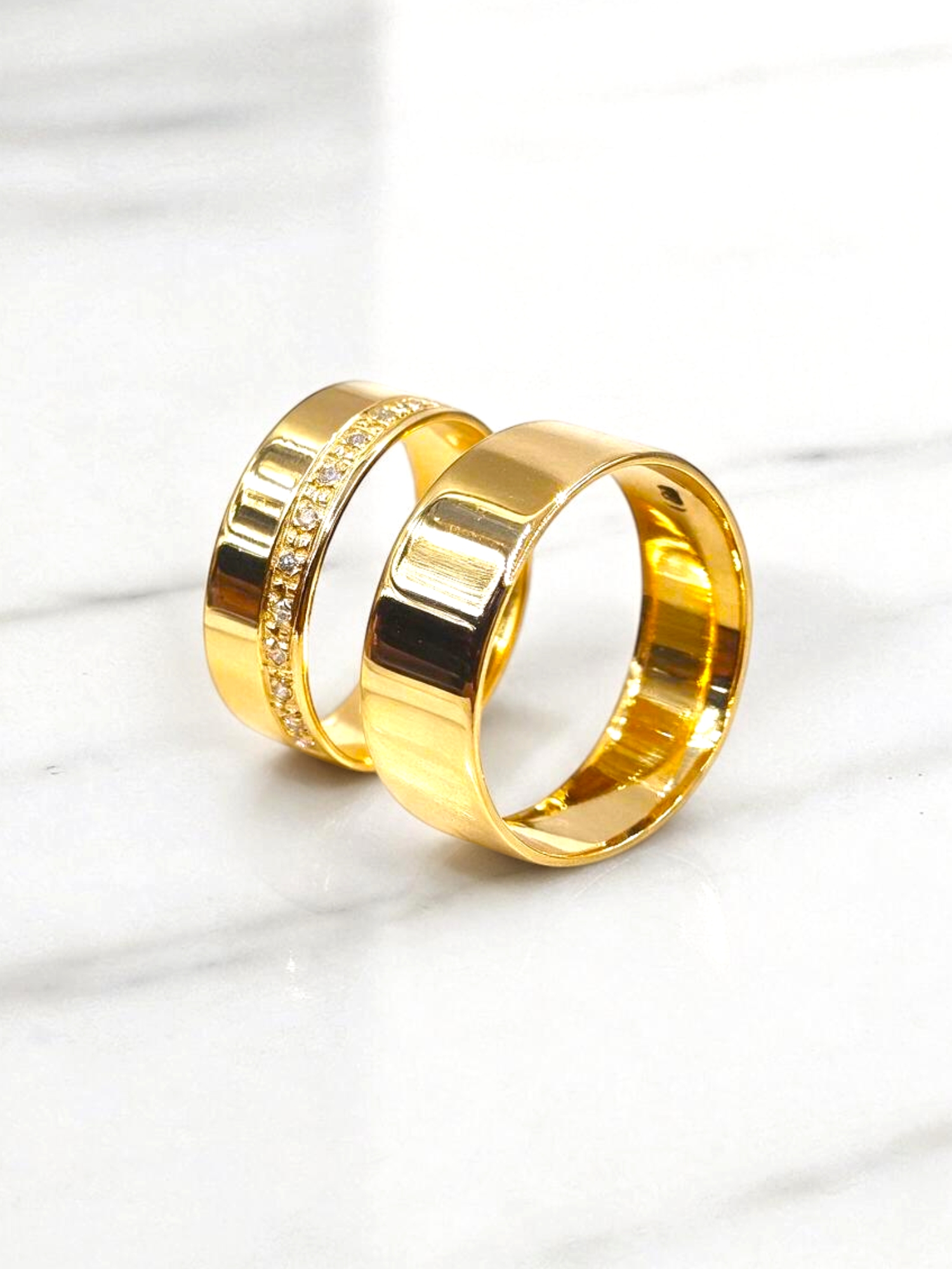 Argollas de matrimonio planas 5 mm y circones Oro 18k 1