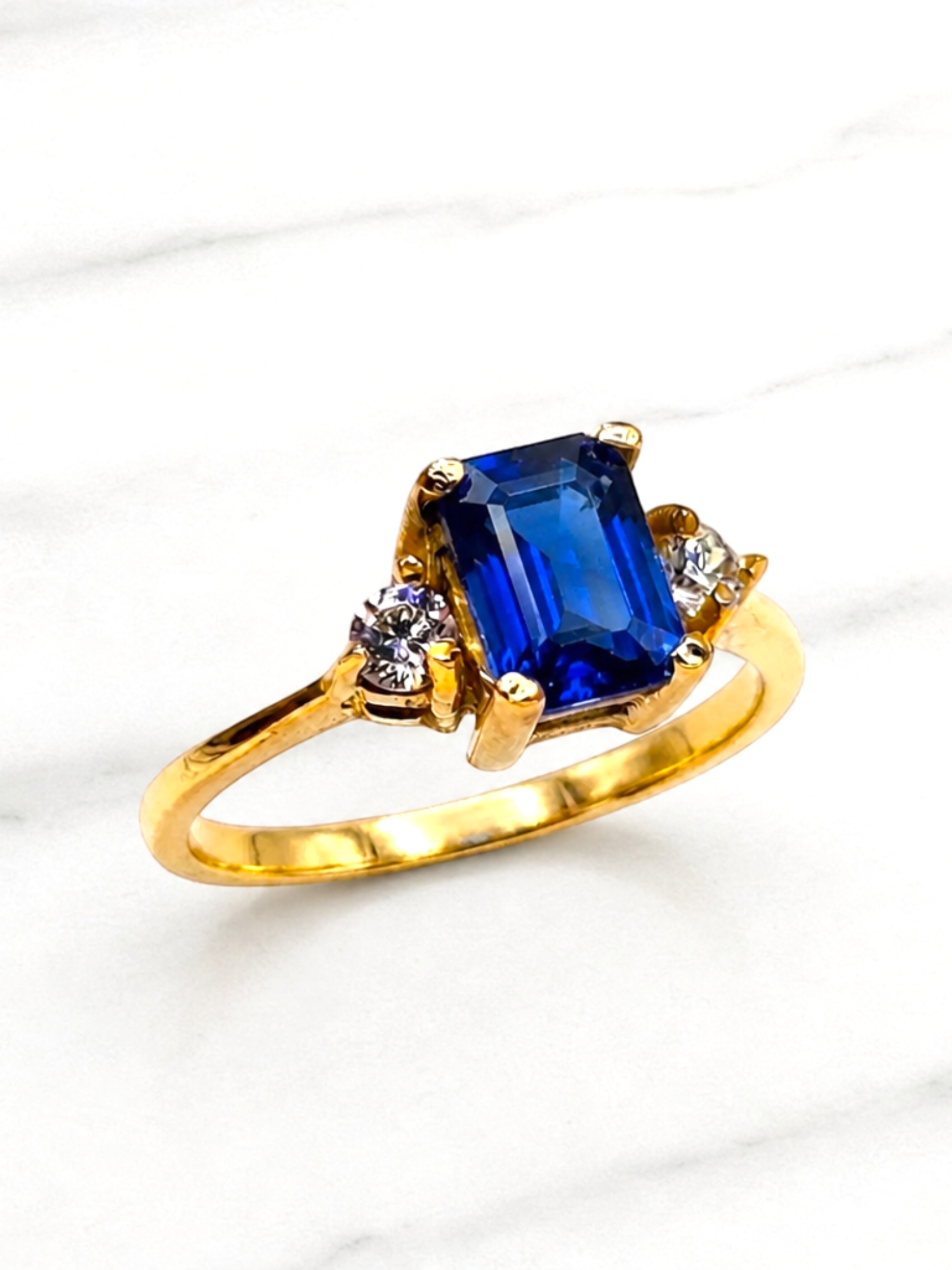Anillo cuadrado zafiro y circones Oro 18k 3