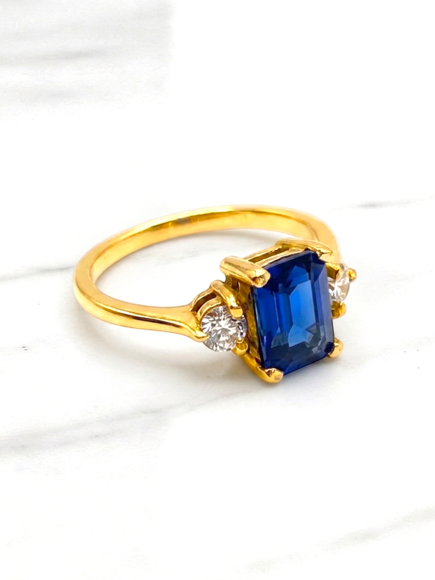 Anillo cuadrado zafiro y circones Oro 18k 4