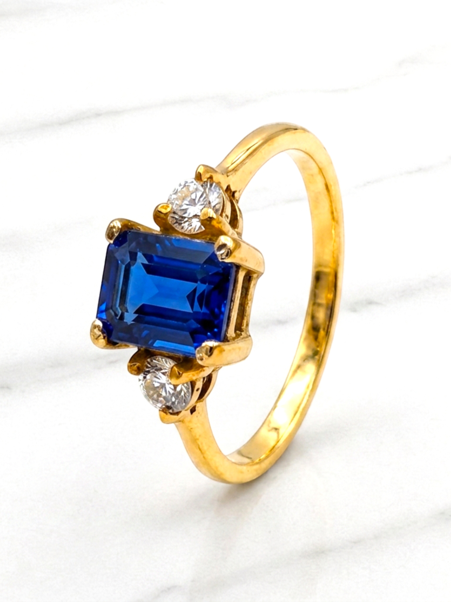 Anillo cuadrado zafiro y circones Oro 18k 5