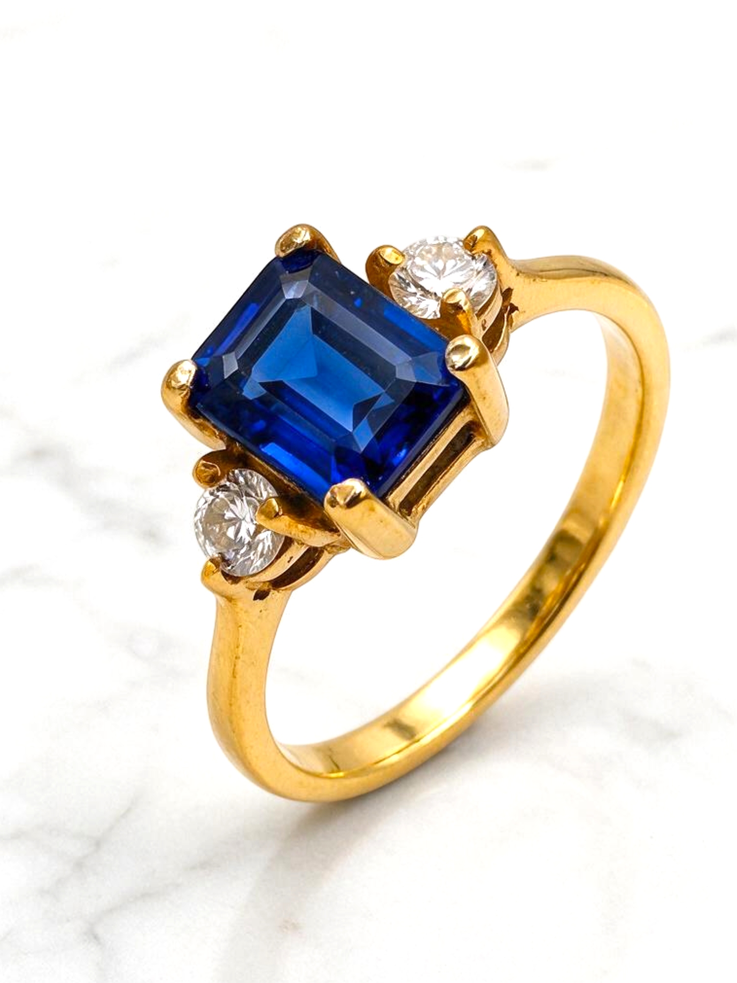 Anillo cuadrado zafiro y circones Oro 18k 1