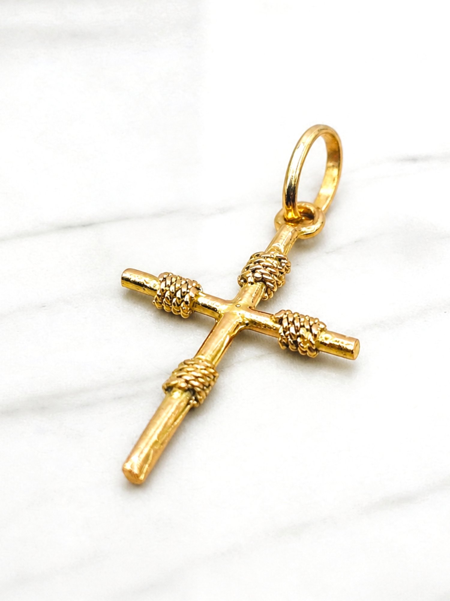 Colgante cruz nudos grande Oro 18k 1