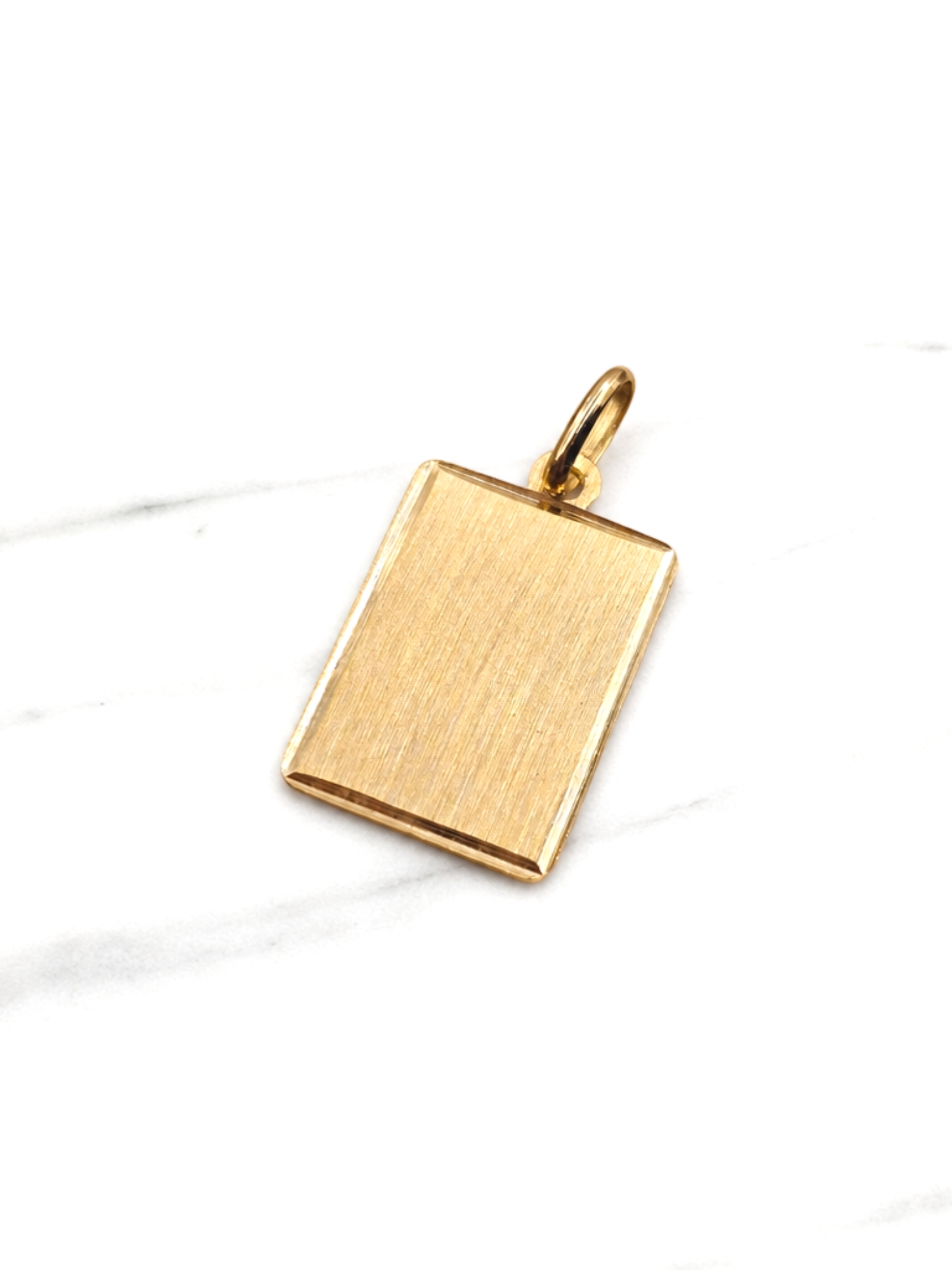 Colgante placa tallada bordes Oro 18k 2
