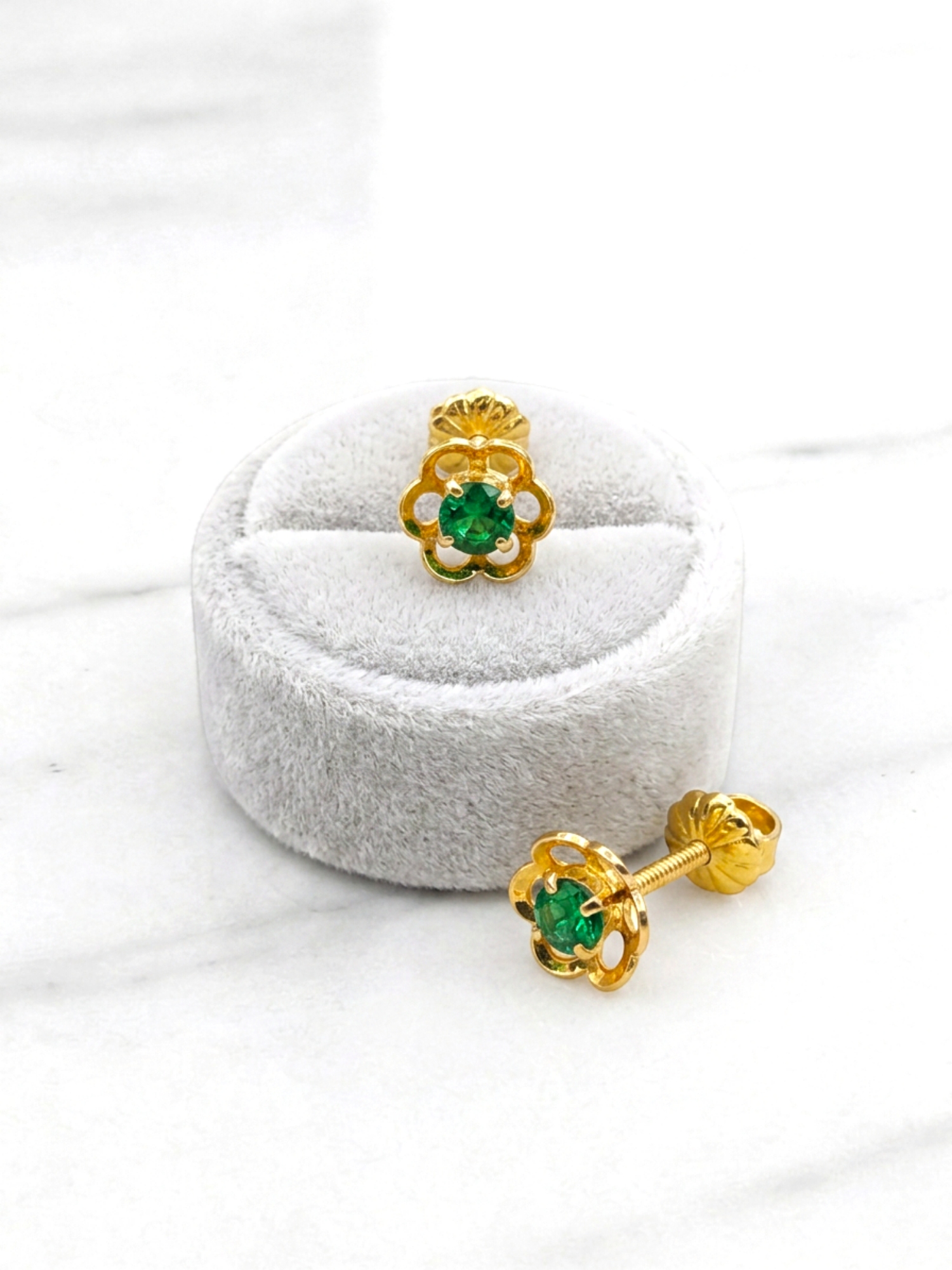 Aros flores esmeralda Oro 18k 5