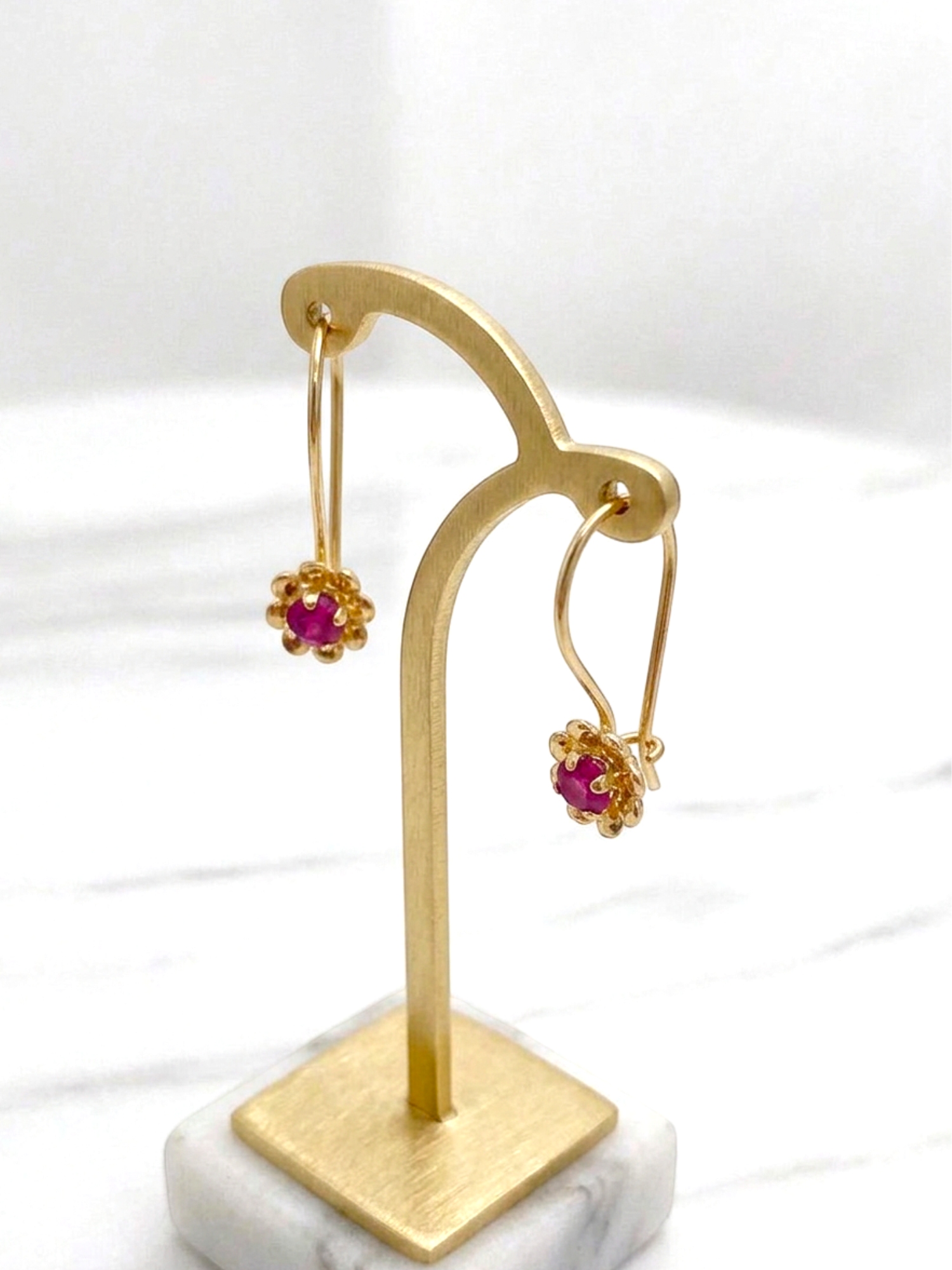 Aros flor rubí con gancho Oro 18k 2