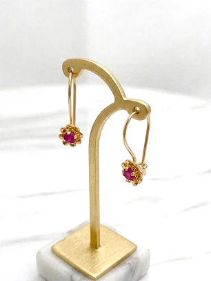 Aros flor rubí con gancho Oro 18k