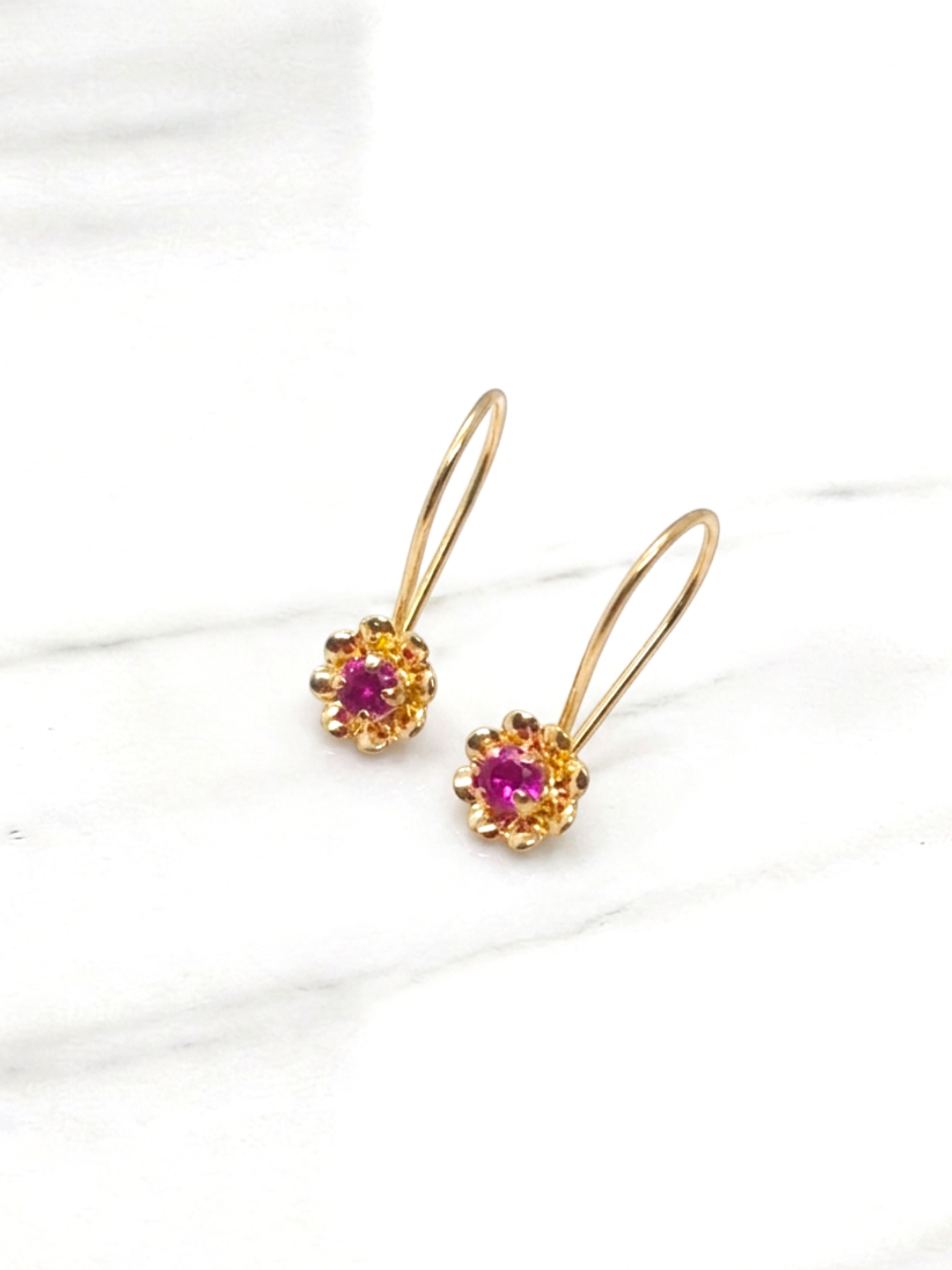 Aros flor rubí con gancho Oro 18k 5