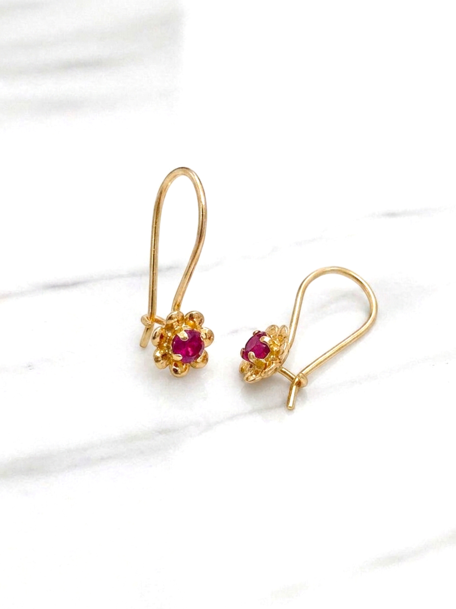 Aros flor rubí con gancho Oro 18k 4