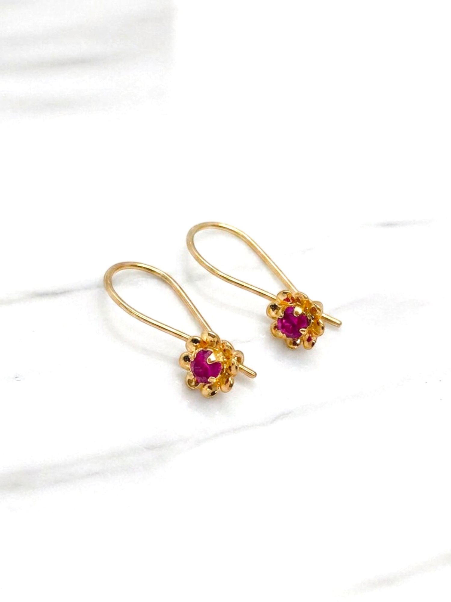Aros flor rubí con gancho Oro 18k 3