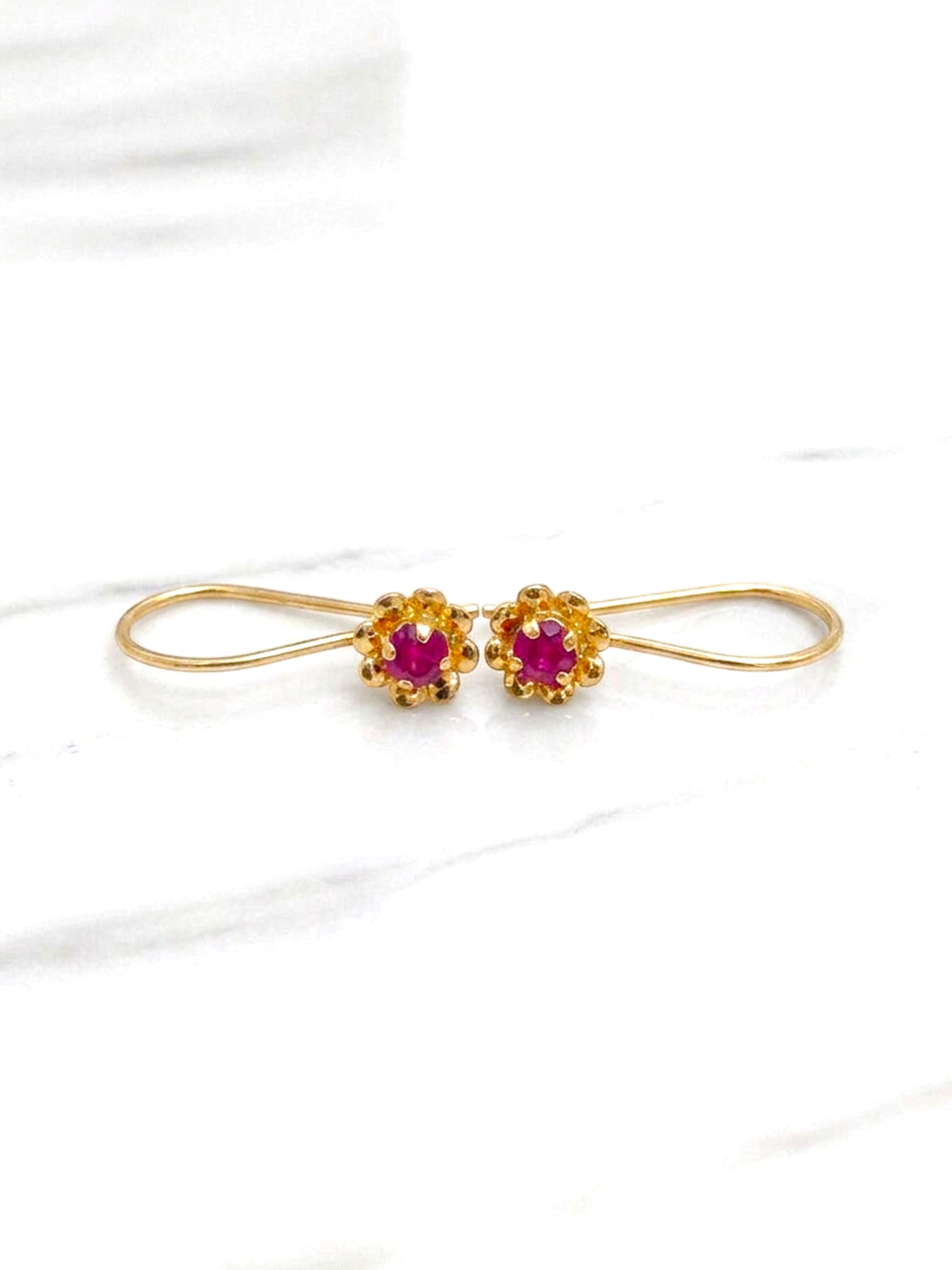 Aros flor rubí con gancho Oro 18k 6