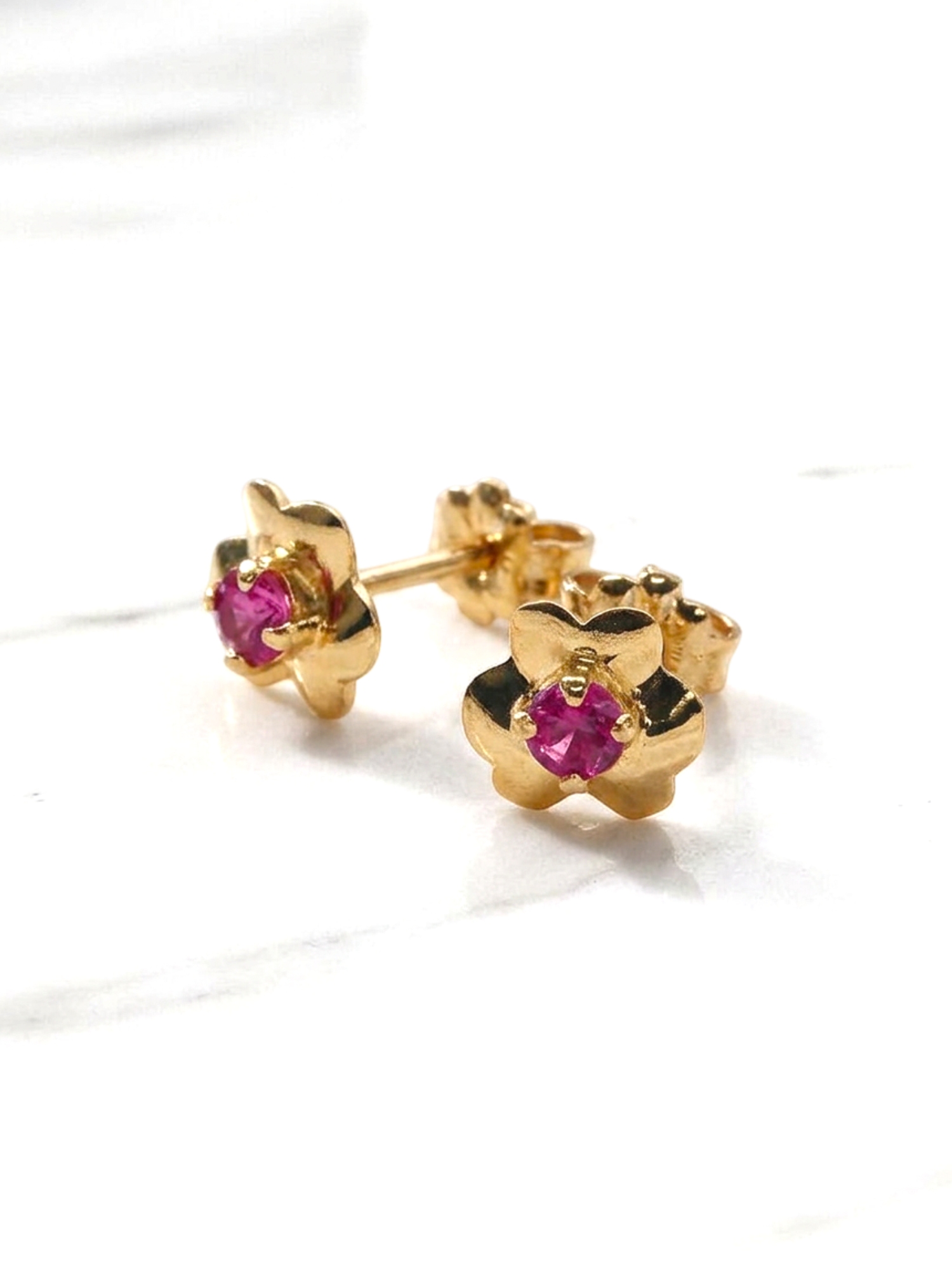 Aros trébol rubí medianos Oro 18k 1