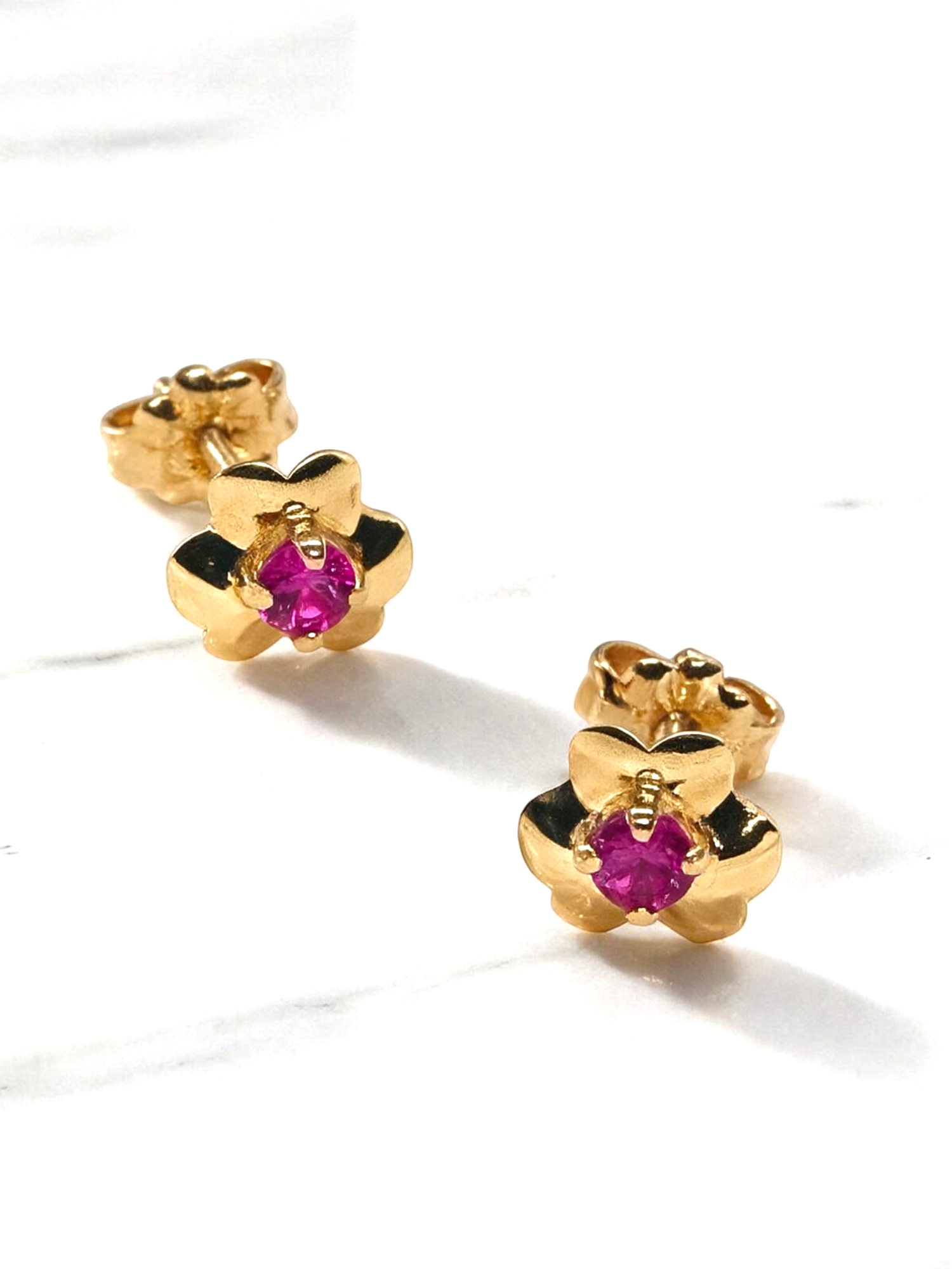 Aros trébol rubí medianos Oro 18k 2