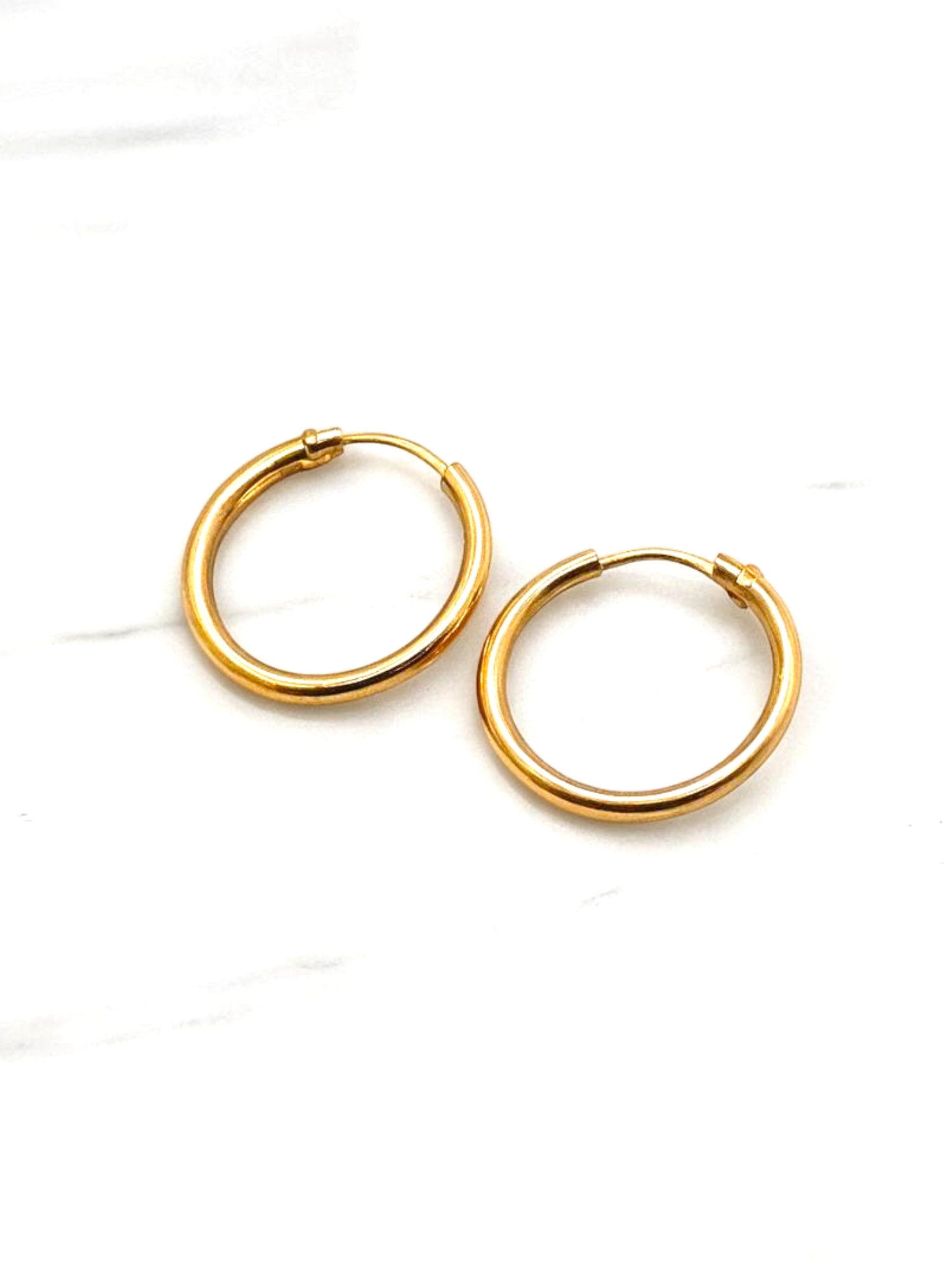 Aros tubo sin gancho medianos Oro 18k 2