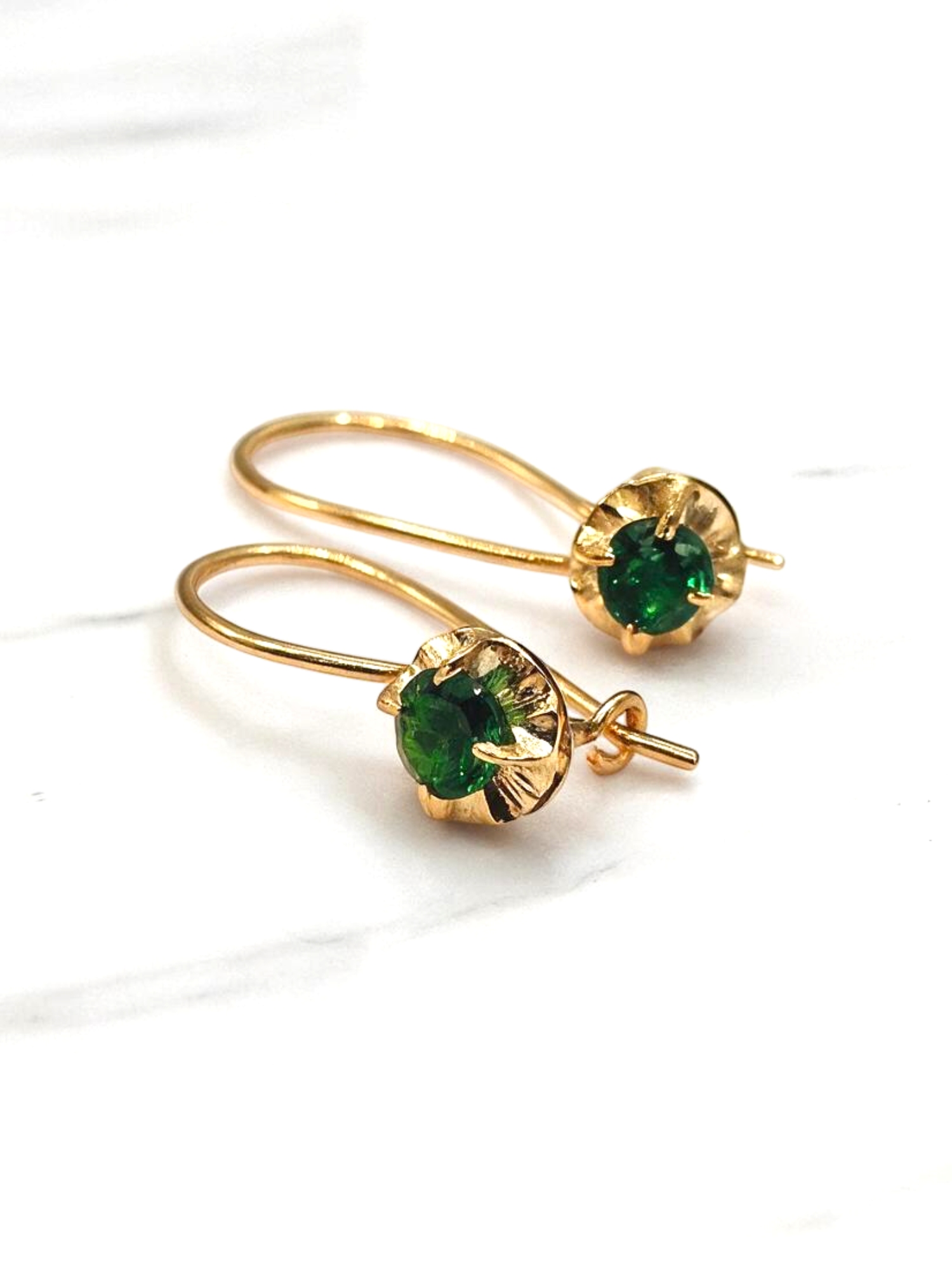 Aros chaton con gancho esmeralda Oro 18k 1