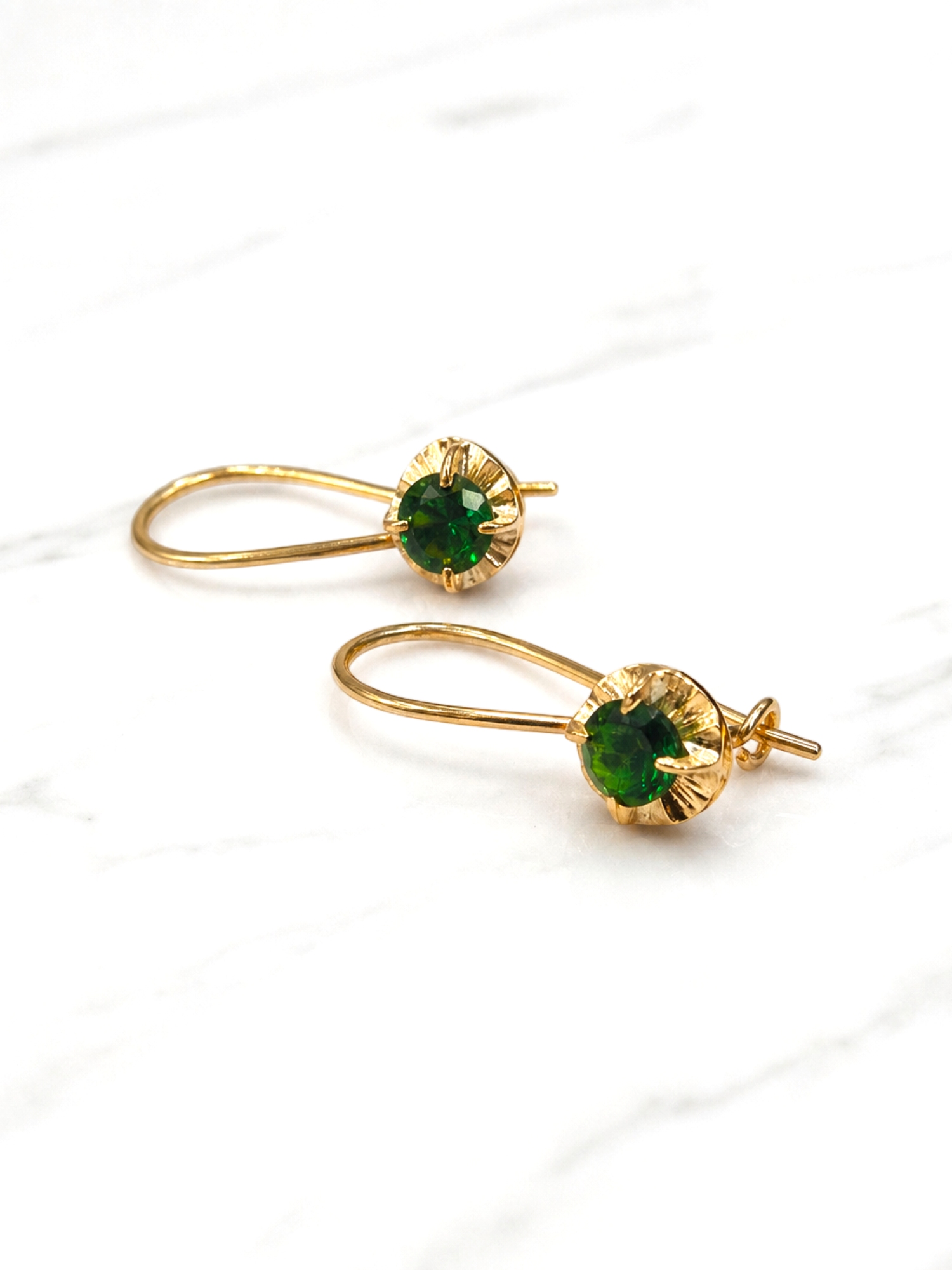 Aros chaton con gancho esmeralda Oro 18k 3
