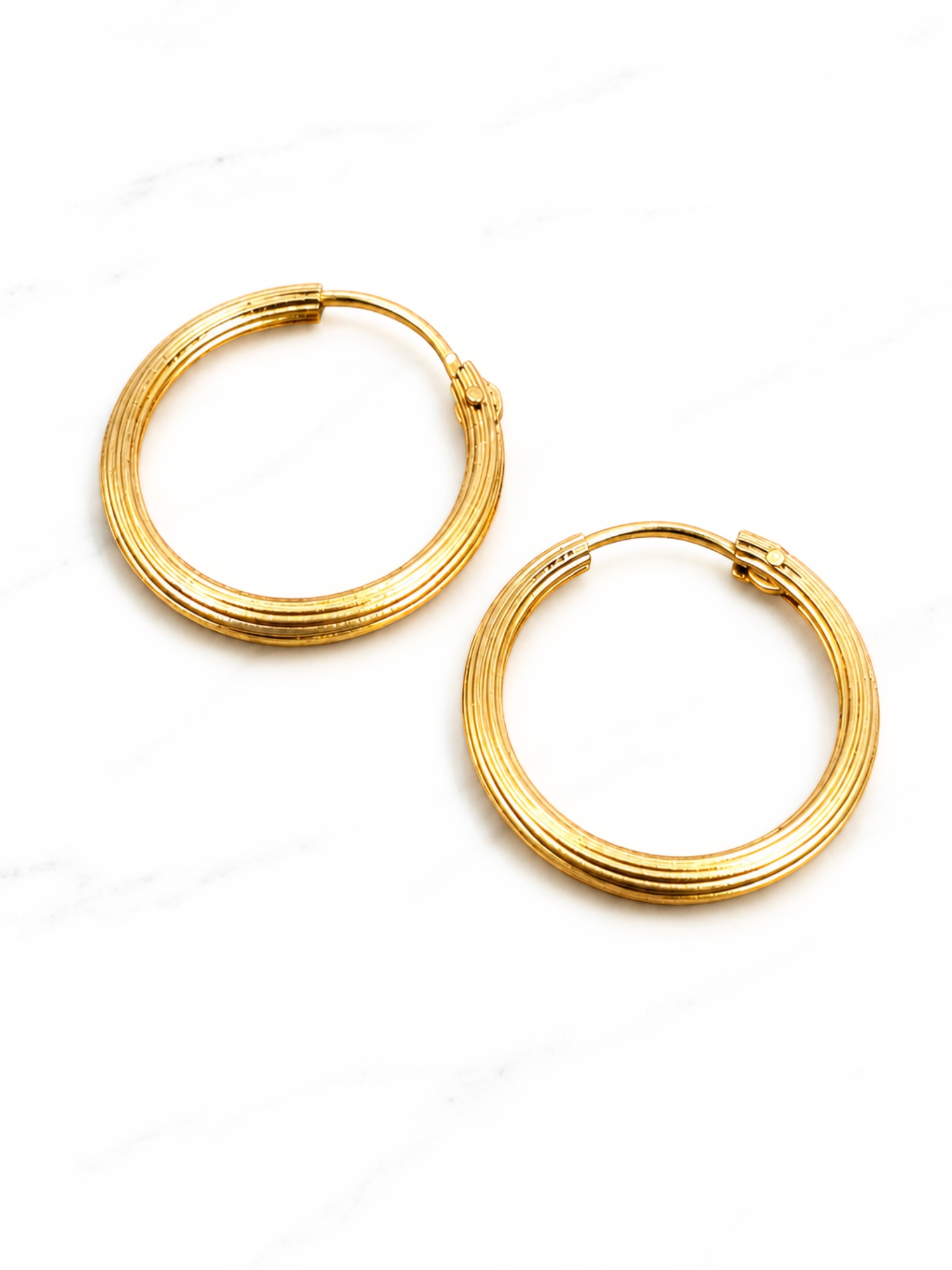 Aros argolla tallada 1.9 cm Oro 18k  1