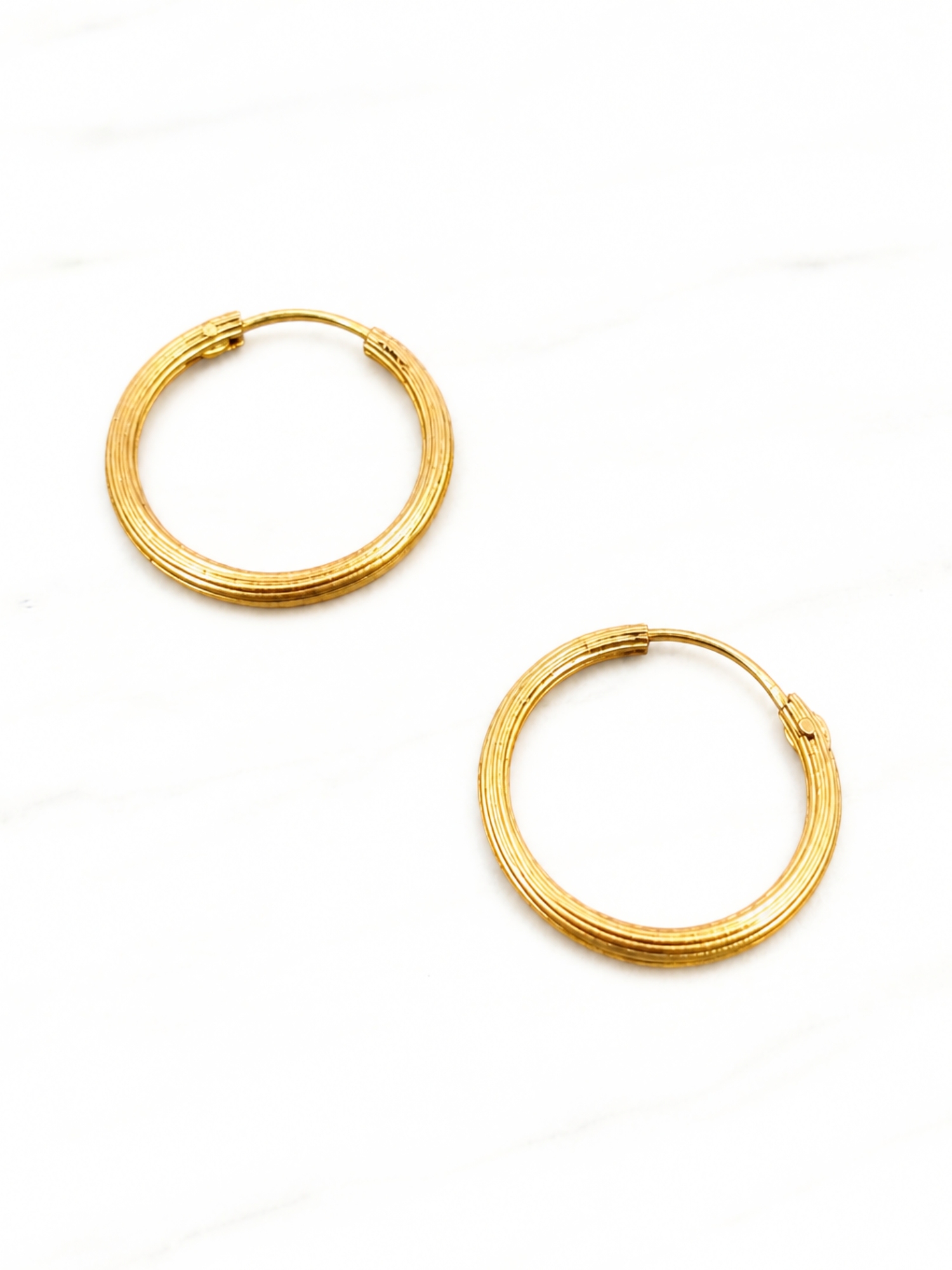 Aros argolla tallada 1.9 cm Oro 18k  3