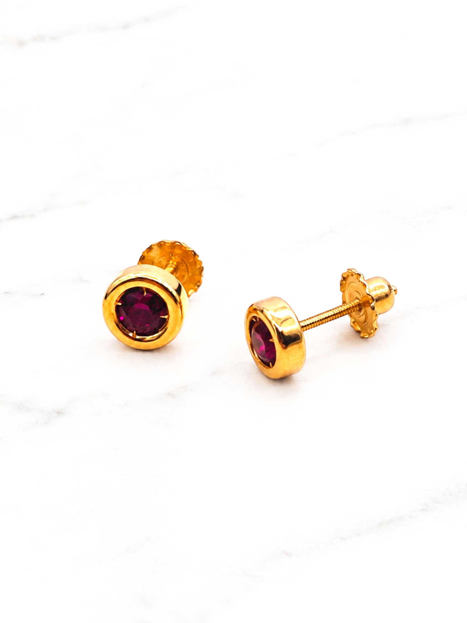 Aros punto de luz rubí Oro 18k 1