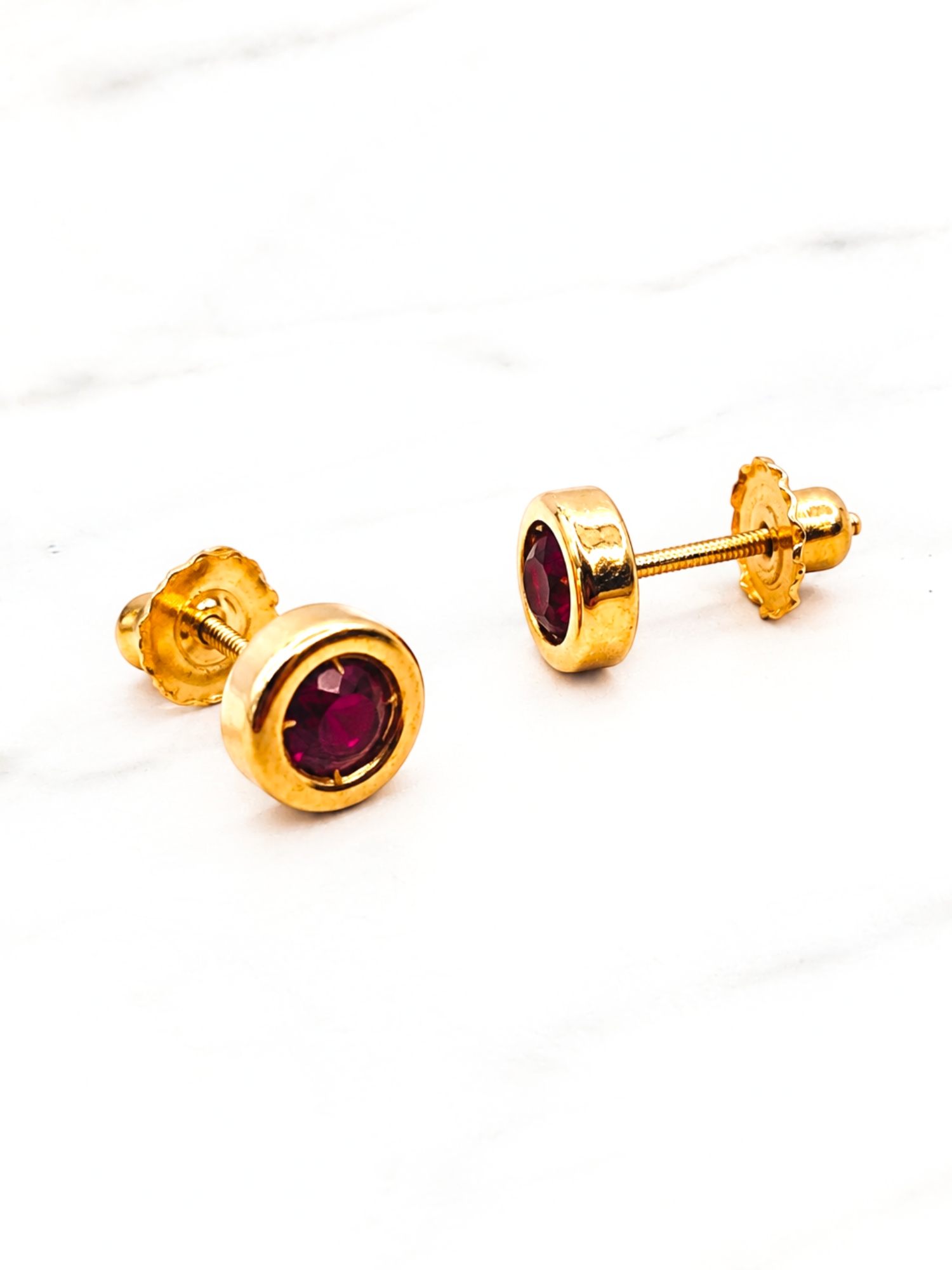 Aros punto de luz rubí Oro 18k 4