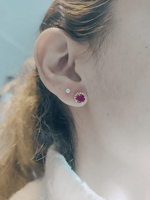 Aros Chatón redondo rubí 2.3 grs Oro 18 k