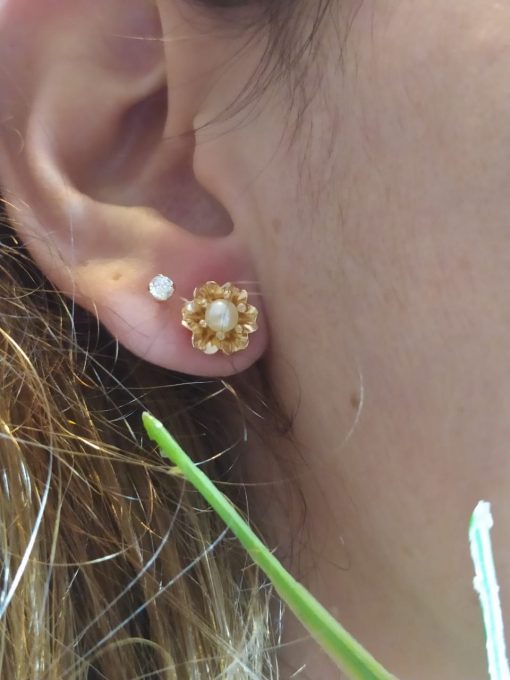 Aros pistilo flor perla cultivada 2.3 grs Oro 18k 2