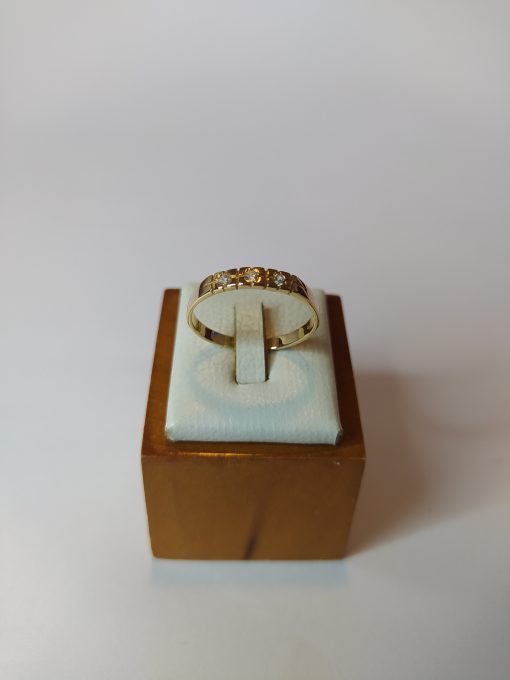 Anillo medio cintillo engastado tres piedras 2 grs Oro 18k 1