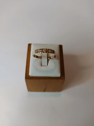 Anillo medio cintillo engastado tres piedras 2 grs Oro 18k