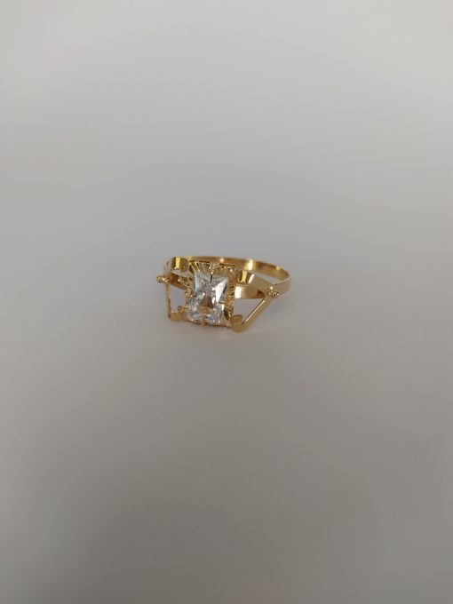 Anillo Chatón rectángular garra circón 2.7 grs Oro 18k 2