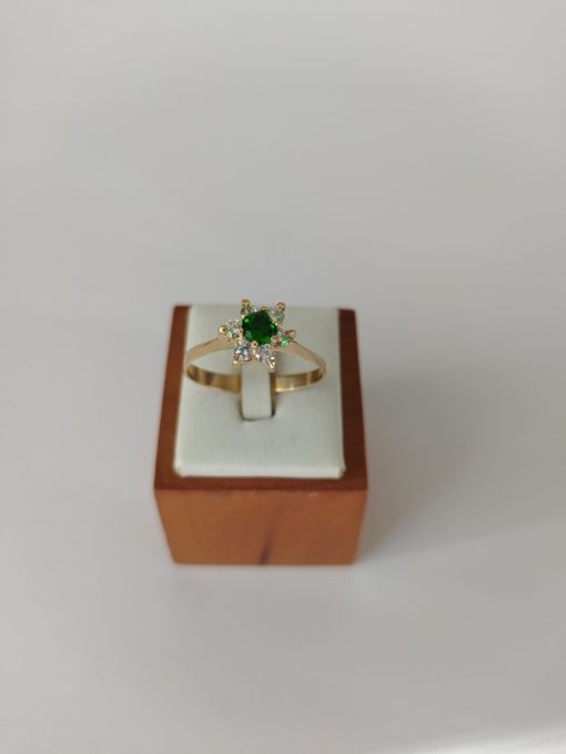 Anillo Roseta grande Esmerada y circónes 2.7 grs Oro 18k 1