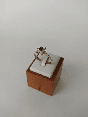 Anillo Roseta grande Esmerada y circónes 2.7 grs Oro 18k