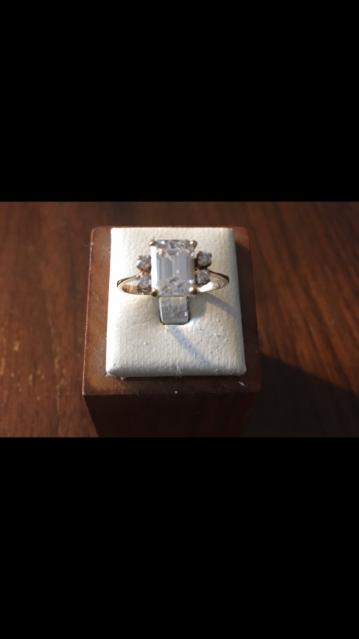 Anillo solitario rectangular con 4 circónes 3 grs Oro 18k 1