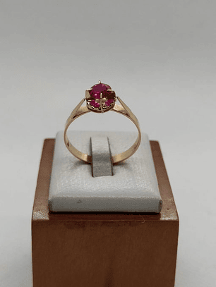 Anillo Chatón redondo rubí 2.2 grs Oro 18k