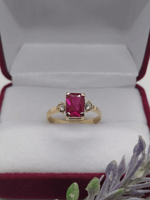 Anillo rubí rectangular con circón al borde 3 grs Oro 18k