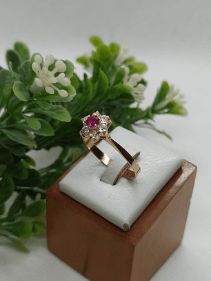 Anillo roseta circón y rubí 2.6 grs Oro 18k