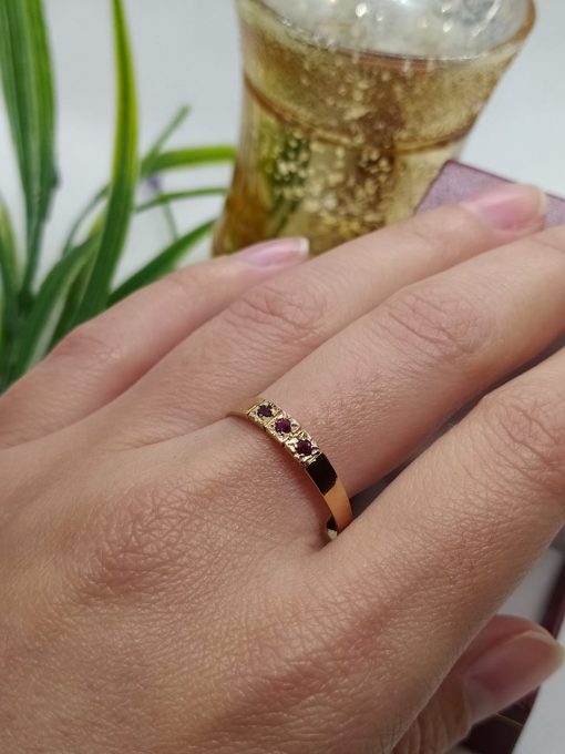 Anillo medio cintillo 3 piedras rubí 2 grs Oro 18k 1