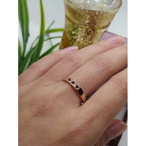 Anillo medio cintillo 3 piedras rubí 2 grs Oro 18k