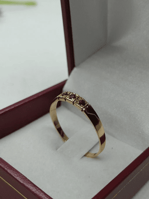 Anillo medio cintillo 3 piedras rubí 2 grs Oro 18k