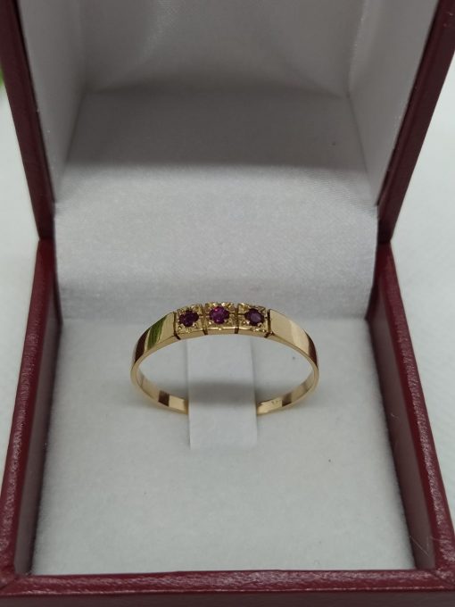 Anillo medio cintillo 3 piedras rubí 2 grs Oro 18k 3