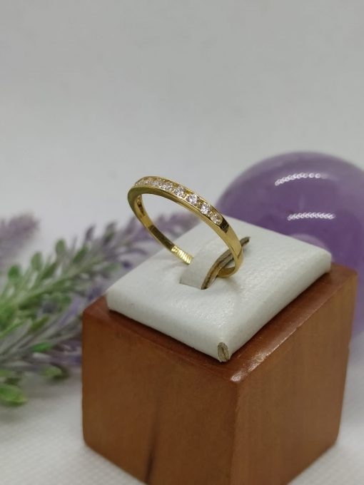 Anillo medio cintillo riel circónes 2.2 grs Oro 18k 2
