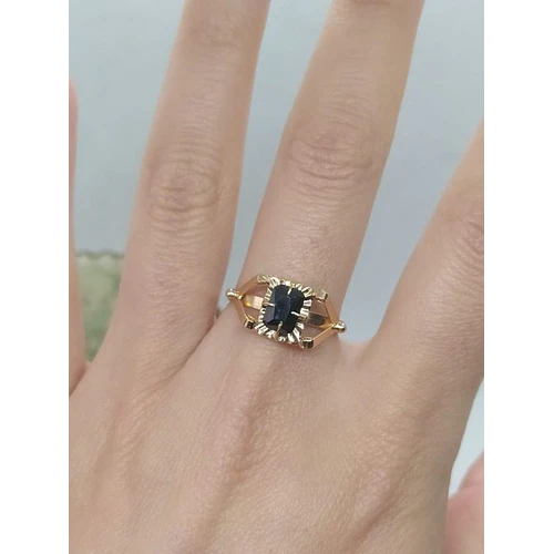 Anillo Chatón garra onix 2.7 grs Oro 18k