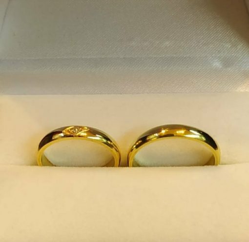 Argollas media caña con circon 4 mm 6 grs Oro 18k 6