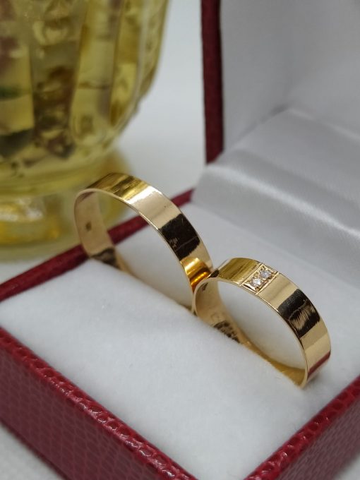 Argollas planas con circón 4 mm 4 grs Oro 18k 1