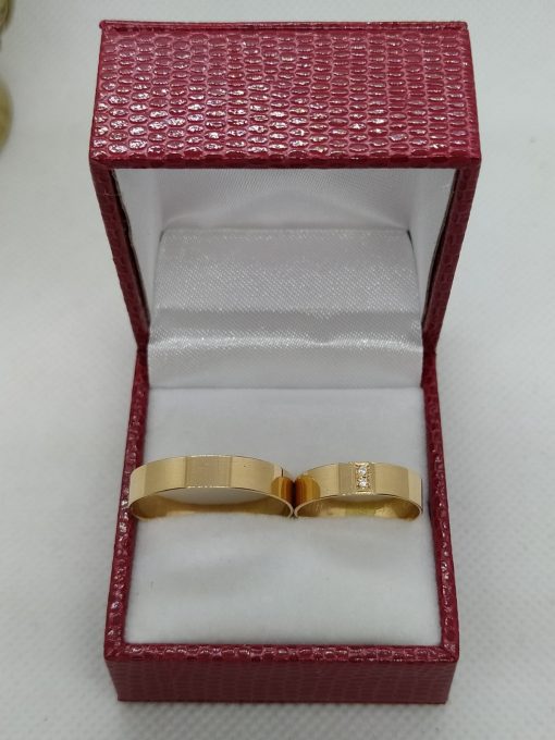 Argollas planas con circón 4 mm 4 grs Oro 18k 3