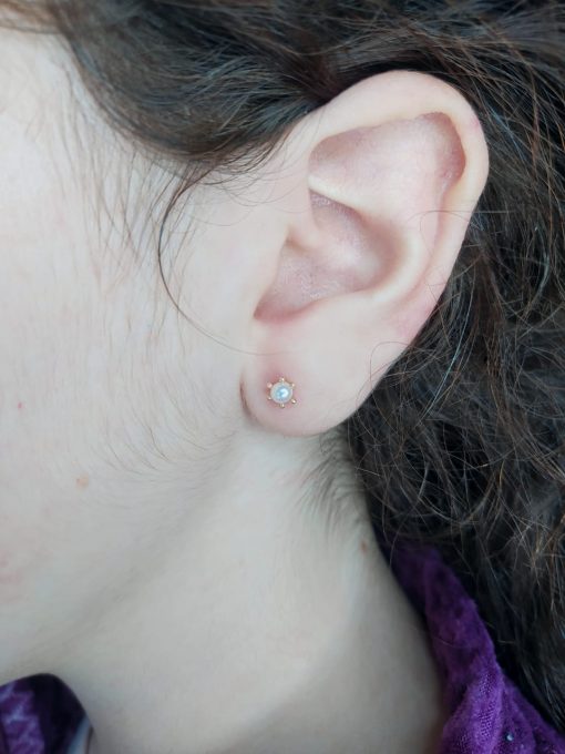 Aros pistilo perla cultivada 3.5 mm 1.2 grs Oro 18k 1