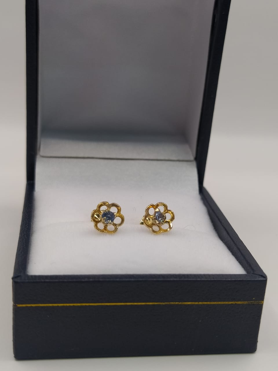 Aros flor circón 1.3 grs Oro 18k 1