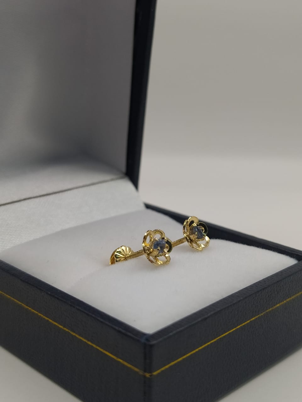 Aros flor circón 1.3 grs Oro 18k 2