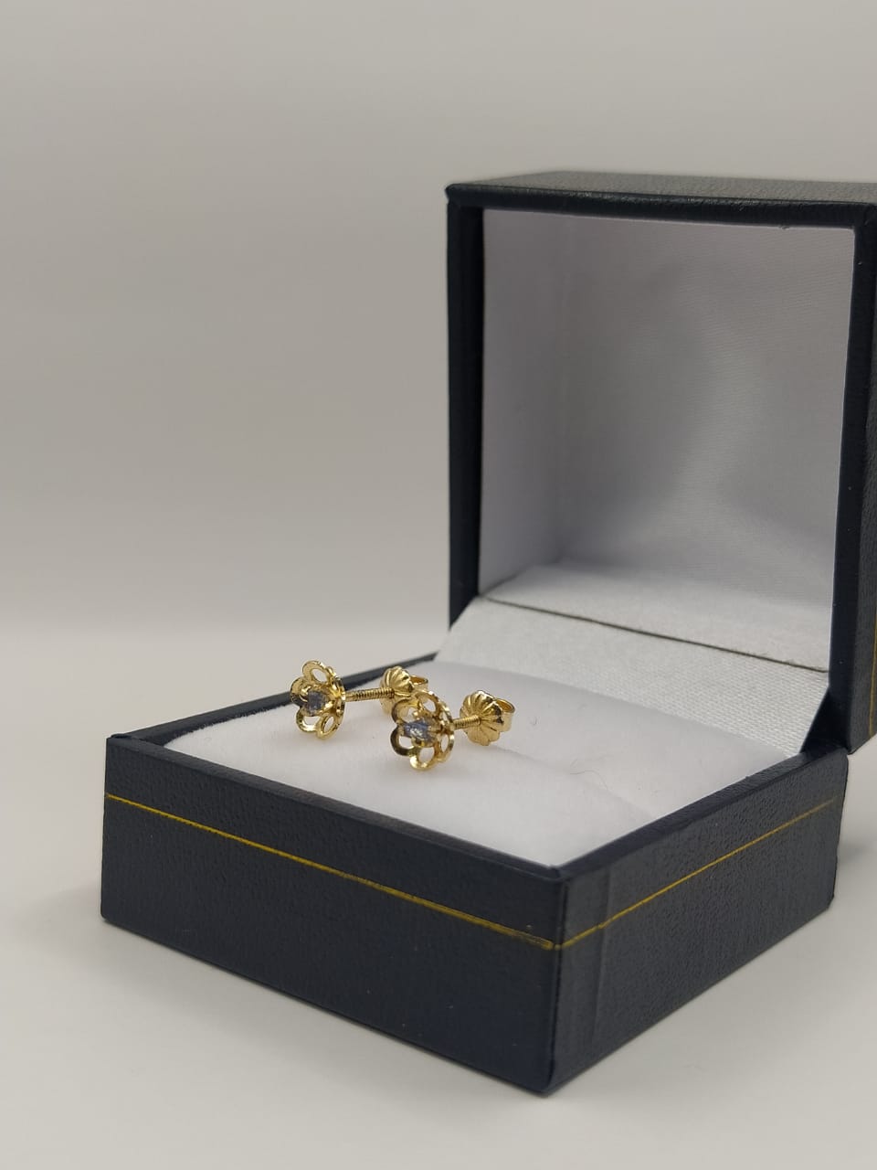 Aros flor circón 1.3 grs Oro 18k 3