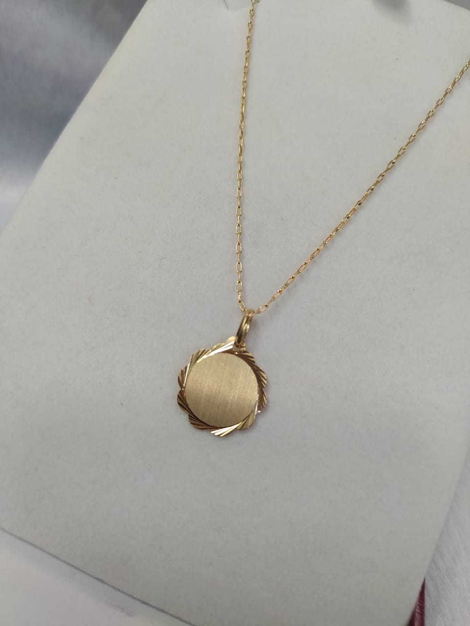 Cadena 50 cm y colgante disco flor 3.5 grs 18k 2